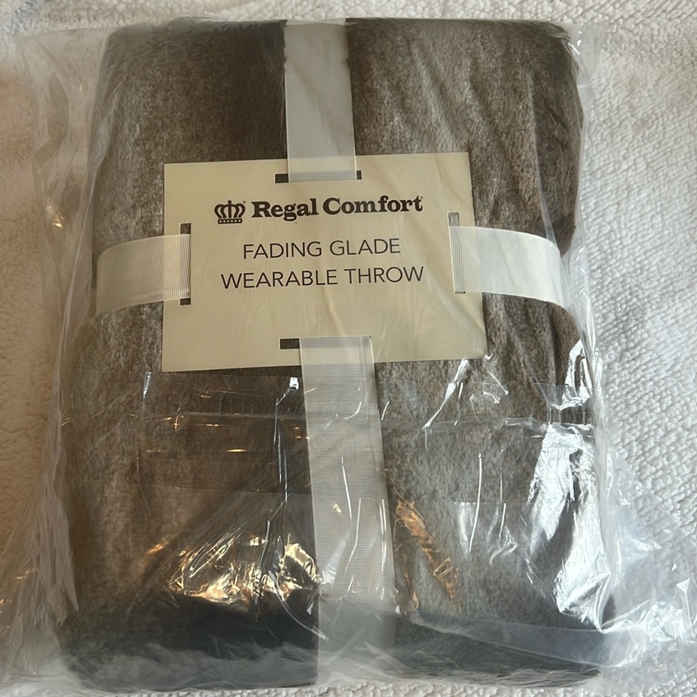 REGAL COMFORT NWT Fading Glade Wearable Throw Size 50” x 70”